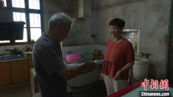 汪锡熊把信件送到村民手上。刘鸿鹤 摄