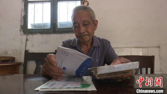 汪锡熊正在整理信件。刘鸿鹤 摄