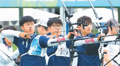 中国队选手考文超、冯浩、史镇旗（从左至右）参与大运会射箭比赛。郭俊锋摄