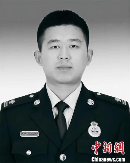 北京消防员冯振在强降雨抢险救灾中壮烈牺牲。