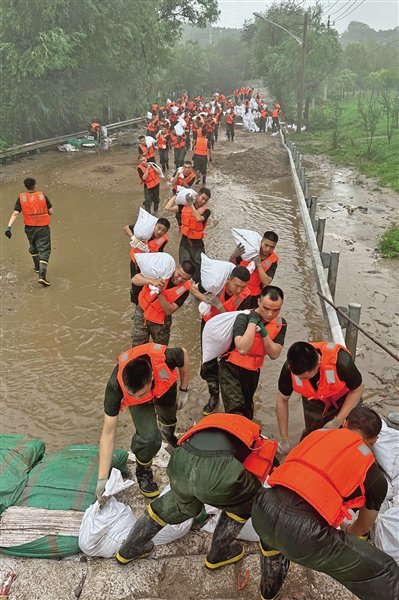 8月1日，武警北京总队驰援永定河丰台段，对京原漫水桥与永定河口进行堤坝加固。新京报记者 王子诚 通讯员 王斌 何靓 摄