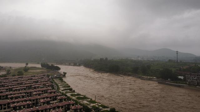 奔腾的拒马河。新京报记者 周怀宗 摄