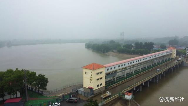 这是8月1日在海河流域永定河下游拍摄的永定新河进洪闸现场（无人机照片）。新华社记者孙凡越 摄