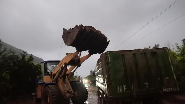 8月1日晚8点多，涞宝路断路处，挖掘机正在连夜清淤通路。新京报记者 周怀宗 摄