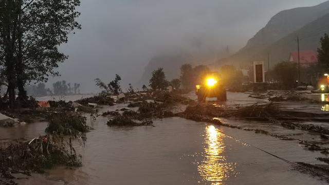 8月1日，涞宝路片上村西北处，拒马河河水仍在道路上流淌。新京报记者 周怀宗 摄