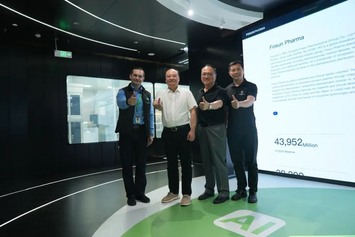 图 | 英矽智能与复星医药代表共同见证该临床里程碑达成