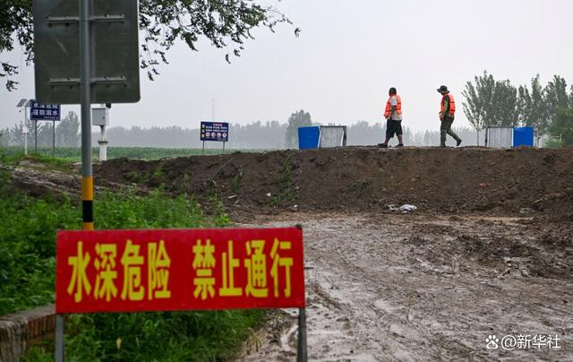 8月1日，在天津市武清区黄花店镇邵七堤村，村志愿者在河堤上巡视。新华社记者孙凡越 摄