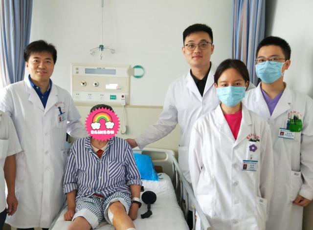 ▲楚磊教授（左1）团队与患者合影/图源 重医附二院疼痛科