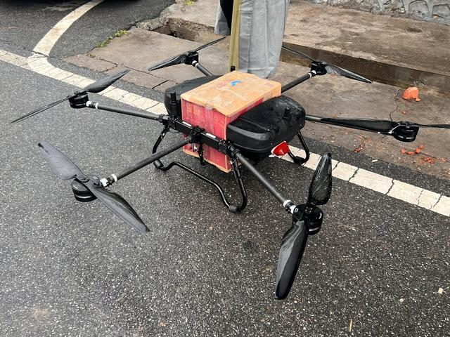 空投无人机准备向村庄投送物资。新京报记者 陈璐 摄