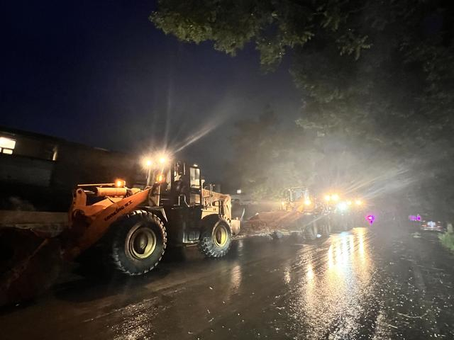 8月1日晚8点，挖机队伍向淤泥累积路段方向行驶。新京报记者 陈璐 摄