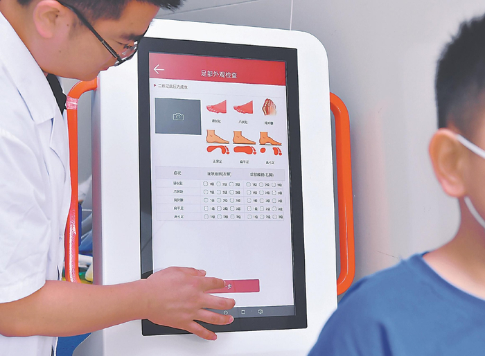 8月1日，在该院骨科门诊室，医生通过对儿童进行足底压力检测展开相关诊断治疗。