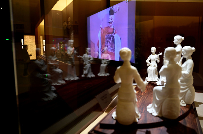 图为德化白釉“忆南音”瓷塑（新华社记者金良快摄）