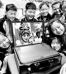 河北省邯郸市丛台区连城小学学生学习戏剧知识、彩绘脸谱、戏剧表演。郝群英摄/光明图片