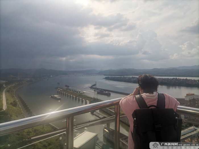 正在拍摄美景的网络名人。记者 李智勇 摄