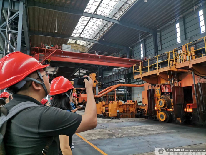 网络名人参观不锈钢全产业链。记者 李智勇 摄