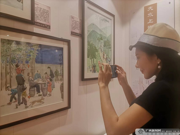 正在参观当地文化展的网络名人。记者 李智勇 摄