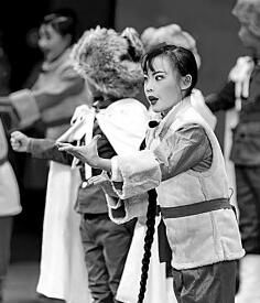 北京市丰台区第一小学学生表演京剧《智取威虎山》选段。资料图片