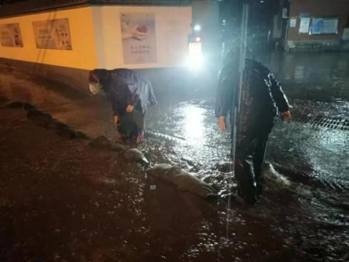 华润万象生活物业工作人员正在雨中巡查。企业供图