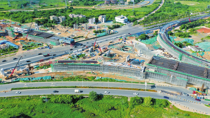 俯瞰正在建设中的海口江东新区快速通道项目。海口日报记者 康登淋 摄