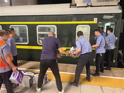 8月1日，铁路部门的工作人员搬运物资。中国铁路北京局供图