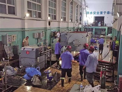 7月31日，抢险队紧急抢修门头沟城子水厂。门头沟区委宣传部供图