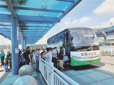 市民乘坐宣城至宁国的公交。