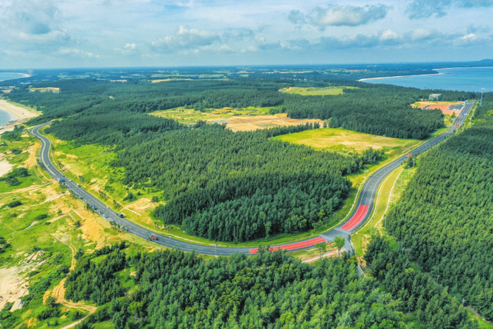 海南环岛旅游公路文昌木兰湾段道路平坦开阔，风景秀美。海口日报记者 孙士杰 摄