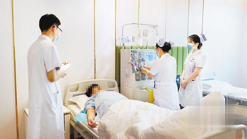     近日，秦皇岛潘纳茜国际医院的医护人员利用新仪器为患者治疗。  河北日报记者 孙也达摄