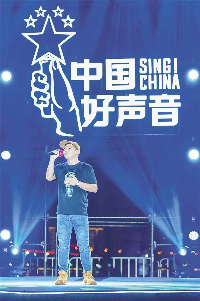 李振武参加《中国好声音》海南赛区的选拔，一路挺进12强，获得“实力唱将”的称号。李振武供图