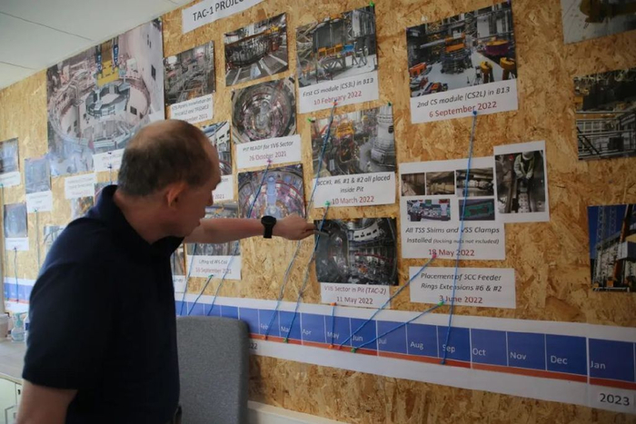 中核工程联合体TAC1项目总指挥邰江向记者介绍TAC1项目施工难点。科技日报记者 李宏策摄