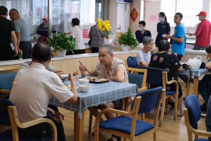 杭州市西湖区北山街道幸福餐厅，老年人正在用餐。秦宇杭 摄