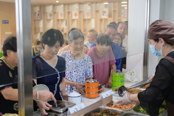 杭州市西湖区北山街道幸福餐厅，居民在排队点餐。秦宇杭 摄