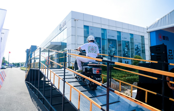 图：媒体试骑体验爱玛指挥官2023，动力强劲