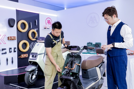 图：车评人车造-宗泽远现场直播拆车解读爱玛品质细节