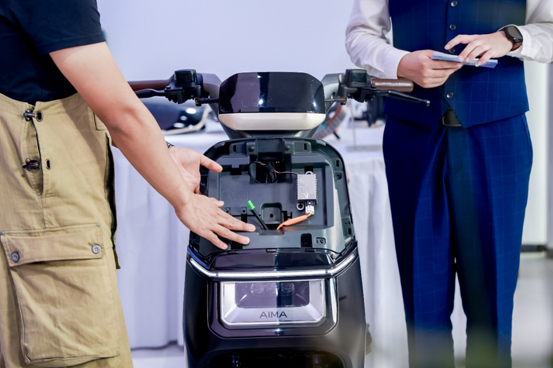 图：爱玛指挥官2023双层面板