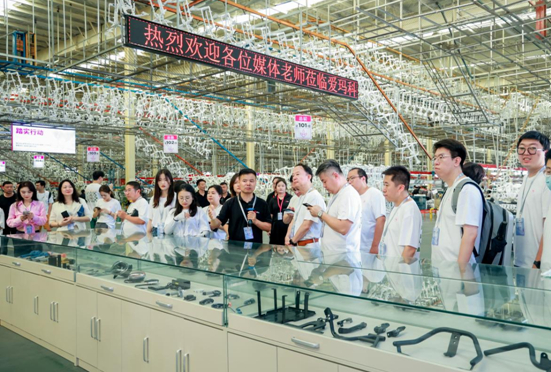 图：爱玛科技品质开放日，众多媒体亲临爱玛天津工厂生产一线