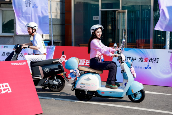 图：参会媒体现场试骑体验爱玛产品