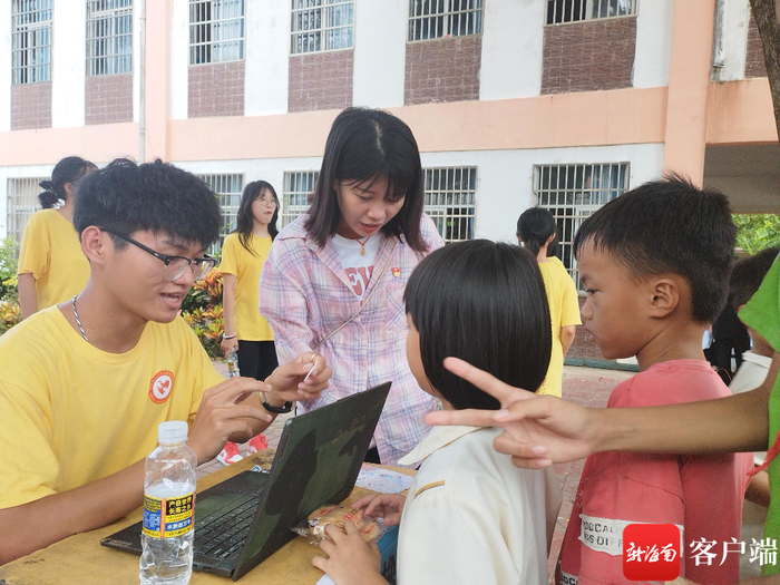 学生们有序排队领取爱心学习用品。万宁市志愿者协会供图