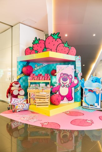 图为草莓熊与盒马先生同框现身