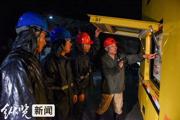 7月31日，国网涞源县供电公司工作人员在北石佛镇北上屯村抢险现场启动应急电源车，为排涝水泵紧急供电。翟文涛 摄