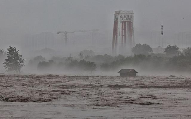 8月1日上午，门头沟区，永定河河水湍急。新京报记者 陶冉 摄