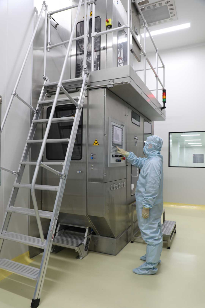 珠海亿胜生物制药有限公司“吹—灌—封”无菌灌装机。（资料图片）