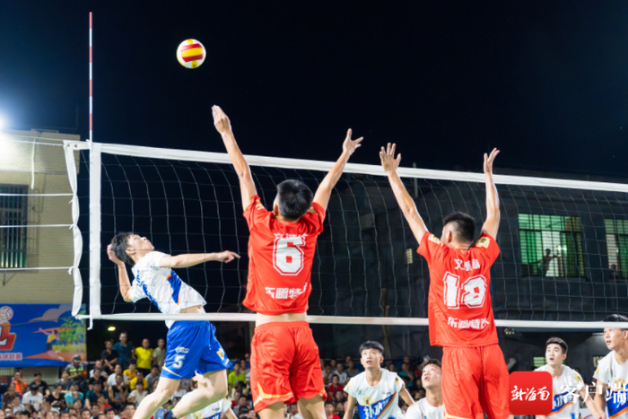 身着冯坡镇队1号球衣的韩龙光起跳扣球（左一）。记者 曹志 摄