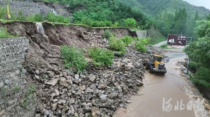 图为政府部门组织机械开展应急抢险保通工作。