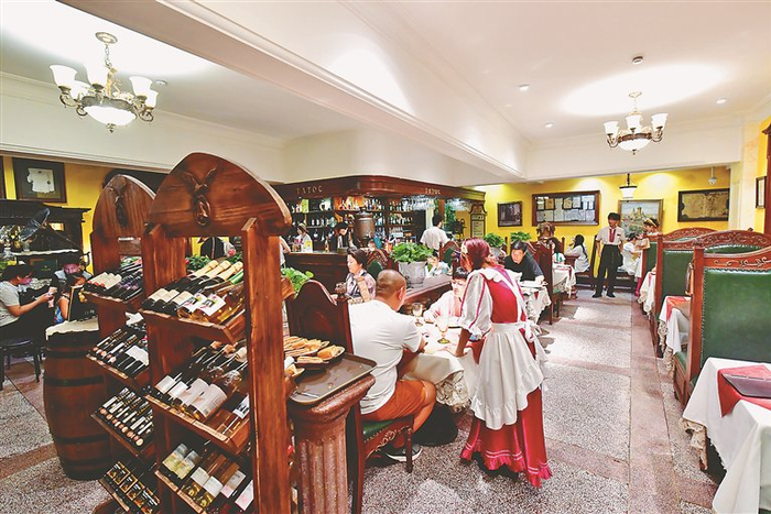     食客在塔道斯西餐厅享受美食。