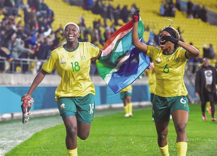     南非队员霍尔韦尼（左）与切萨内赛后庆祝胜利   新华社照片