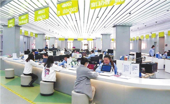         沈阳市沈北新区政务服务中心建起全省首个智能评价系统，实时显示群众对服务的评价。马  腾  摄