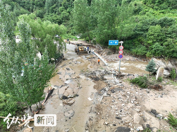 省道S201平山县木厂段抢通现场。河北日报通讯员邱雪摄