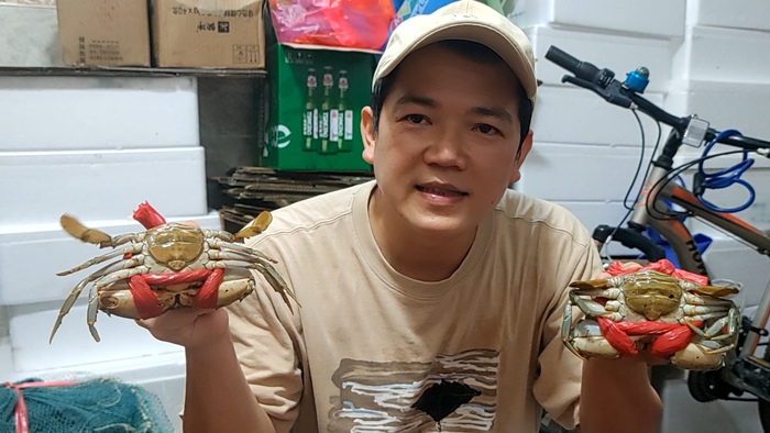 8月1日收购的和乐蟹个大膏满，李振武很满意。记者 张野 摄