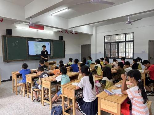 每当看到学生学习到新知识时眼中流露出的开心，自己完成了人类灵魂工程的工作，心里的满足感油然而生。